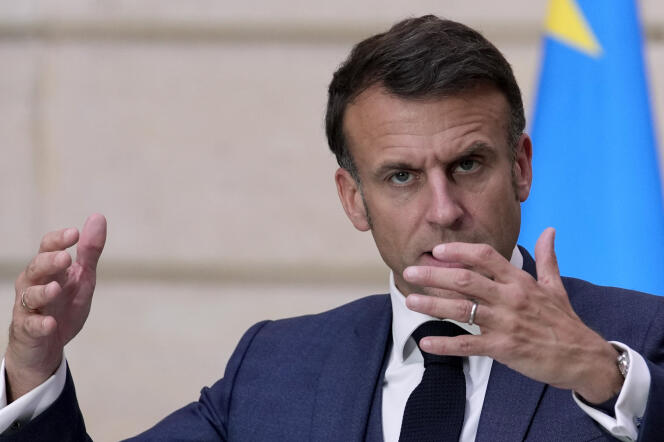 Le président français Emmanuel Macron lors d'une conférence de presse au palais de l'Élysée à Paris, le mardi 30 avril 2024.