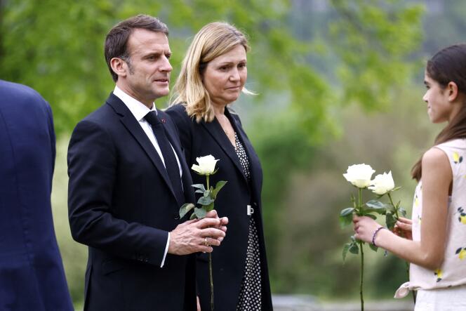 Le président français Emmanuel Macron et le président de l'Assemblée nationale française Yael Braun-Pivet rendent hommage au mémorial de la Maison d'Izieu aux enfants juifs déportés, à Izieu, en France, le 7 avril 2024.