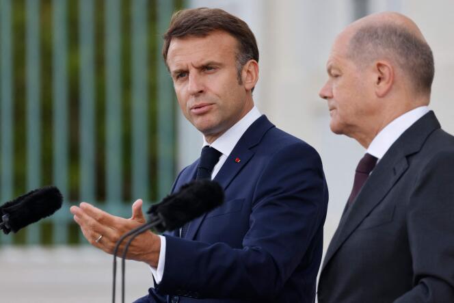 Le chancelier allemand Olaf Scholz (à droite) et le président français Emmanuel Macron assistent à une conférence de presse au palais Schloss Meseberg à Meseberg, dans l'est de l'Allemagne, le 28 mai 2024.